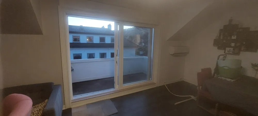 Skifte av vindu og etablering av skyvedørsfelt